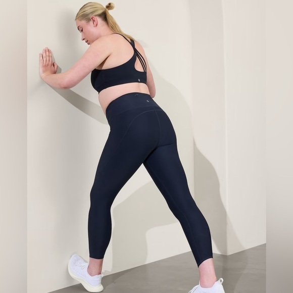 PACESETTER ULTRA HIGH RISE 7/8 LEGGING
Sleek PowerMove fabric - Picture 2 of 9